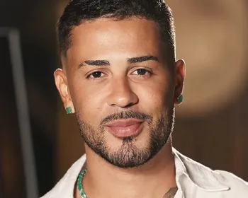 Carlinhos Maia fala após vídeo beijando mulher: "A boca é mais macia"