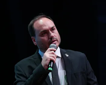 Carlos Bolsonaro reage à decisão de Moraes e defende o irmão Flávio