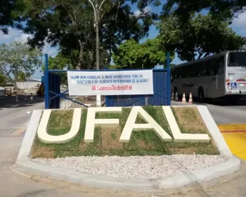 Carro roubado com placas adulteradas é encontrado dentro da UFAL