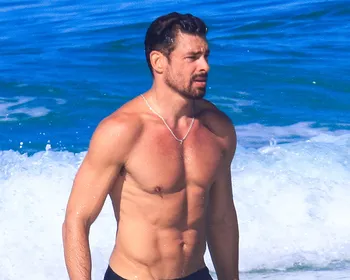 Cauã Reymond exibe boa forma em praia na Barra da Tijuca, no RJ