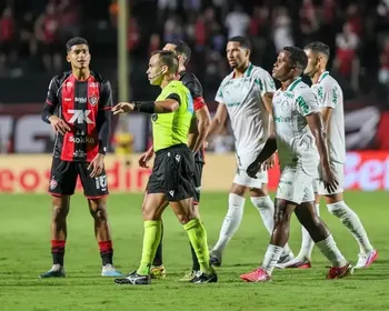 CBF escala para jogo do CRB árbitro envolvido em lances polêmicos de Vitória x Palmeiras