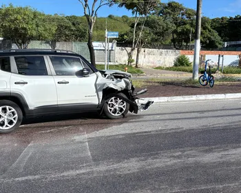 Colisão entre carro e micro-ônibus é registrada em Jacarecica