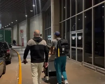 Com apenas um jogador, Seleção chega ao Brasil, prezando 'continuidade' após eliminação