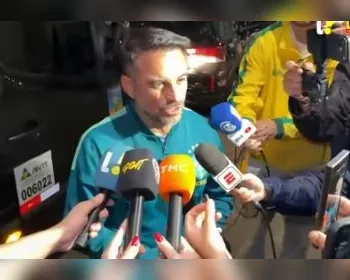 Com apenas um jogador, Seleção chega ao Brasil, prezando 'continuidade' após eliminação