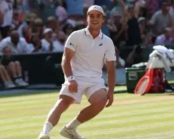 Com direito a 'pneu', 'zebra' Fery bate top-10 Cobolli e enfrentará Zverev em Wimbledon