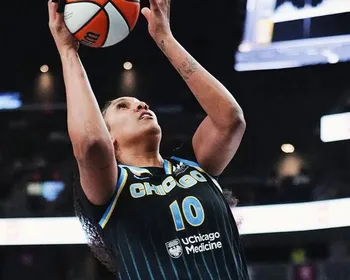 Com duplo-duplo de Kamilla Cardoso, Chicago Sky perde duelo movimentado