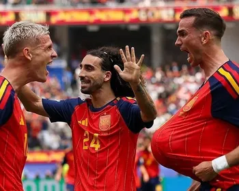 Com falha de goleiro, Espanha vence a Bélgica e vai à semifinal da Copa