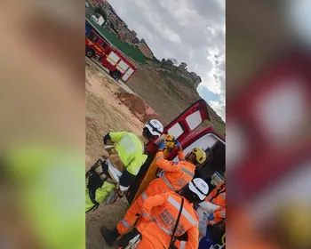 Coveiro cai em cova de 4 metros durante enterro e é resgatado de rapel