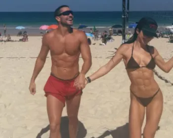 De biquíni, Jade Picon exibe abdômen trincado com André Lamoglia