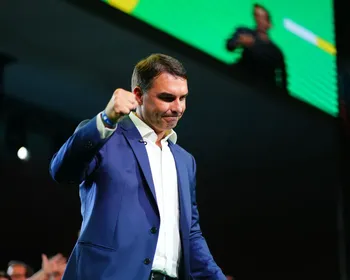 Defesa de Flávio nega que vídeo de IA de Bolsonaro seja pedido de voto