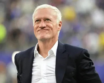 Deschamps diz confiar na arbitragem após Fifa manter cartão de Olise