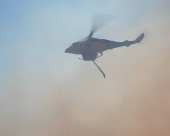 Dois helicópteros colidem durante combate a incêndio florestal na Grécia