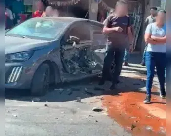 Duas mulheres ficam feridas após acidente envolvendo carros e motocicleta