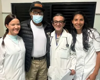 Edson Gomes recebe alta após internação e deixa hospital