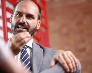 Eduardo Bolsonarto culpa "ego de Lula" por visto de embaixadora