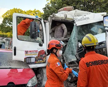 Entenda como aconteceu o acidente entre caminhão, carreta e carro na Cambona
