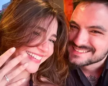 Felipe Neto anuncia noivado com Juliane Carvalho durante viagem à Grécia