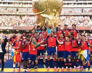 Fifa "corta" Donald Trump de foto da Espanha campeã mundial