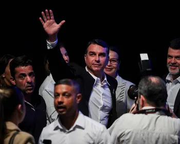 Filiado ao Missão, Flávio Bolsonaro não consegue registrar candidatura e fala em fraude