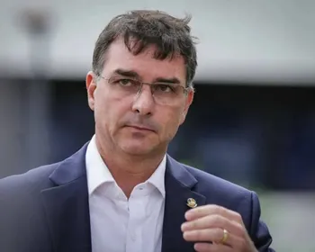 Suspeito de ameaçar Flávio Bolsonaro é alvo de busca em Juiz de Fora