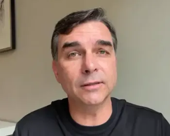 Flávio Bolsonaro diz que defender mulher de covarde e vagabundo é pauta da direita
