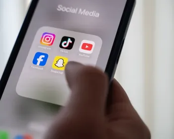 França aprova lei que proíbe redes sociais para menores de 15 anos