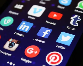 França se prepara para proibir redes sociais para menores de 15 anos