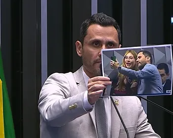 "Fui idiota", diz Cleitinho sobre foto com Virgínia na CPI das Bets