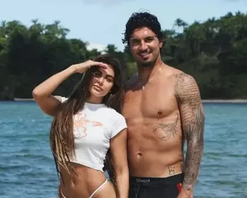Gabriel Medina pede Isabella Arantes em casamento