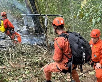 Helicóptero cai em área de mata no Rio e deixa ao menos 4 mortos