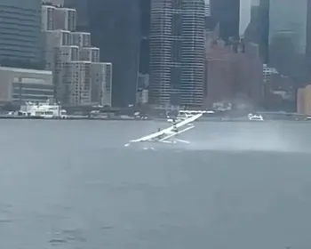 Hidroavião cai no East River, em Nova York, com 10 pessoas a bordo