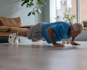 Homem de 98 anos diz fazer 40 flexões por dia, além de ioga e pilates