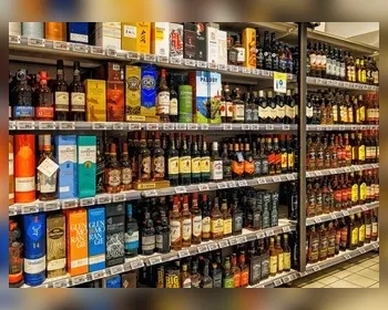 Homem é detido após tentar furtar garrafa de whisky em supermercado de Arapiraca