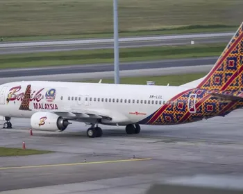 Homem é preso após tentar abrir saída de emergência de avião durante voo