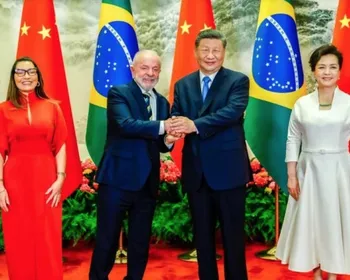 Hostil ao governo dos EUA, Lula abaixa cabeça para o tarifaço chinês de 67%