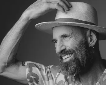 Influenciador que fez velório em vida morre após diagnóstico de câncer