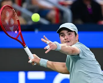 João Fonseca oscila, mas vence a estreia no Masters 1000 de Cincinnati