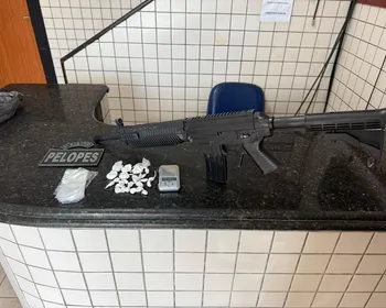 Jovem é preso com cocaína e réplica de fuzil em São Miguel dos Campos