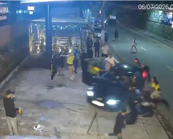 Jovem entra em carro de desconhecido e atropela grupo após briga; vídeo