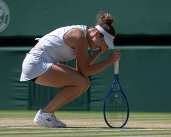Linda Noskova supera Marta Kostyuk, e Wimbledon terá final 100% tcheca