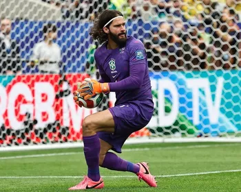 Liverpool decide futuro do goleiro Alisson, cobiçado por times da Arábia