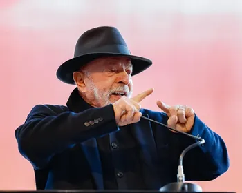 Lula chama cobrança dos EUA por passagem de navios em Ormuz de “pirataria”