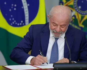 Lula sanciona MP do Frete para caminhoneiros; entenda o que muda
