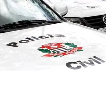 Mãe deixa filhos sozinhos para ir a forró e casa pega fogo