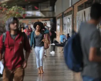 Mais de 54% dos graduandos já abandonaram curso para cuidar dos filhos