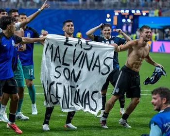 Malvinas repudiam faixa da Argentina e pedem sanção da Fifa