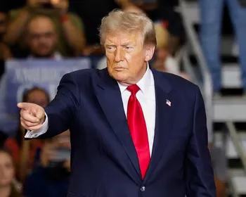 Manifestante chama Trump de "protetor de pedófilo" durante discurso; veja vídeo