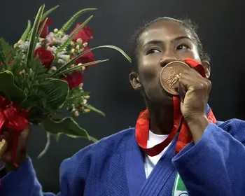 Medalhista olímpica, Ketleyn Quadros se aposenta dos tatames e é homenageada