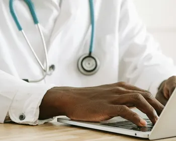 Médico que deixou 21 pessoas com perda de visão após cirurgia é condenado