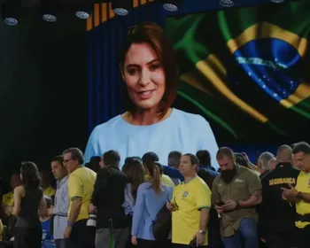 Michelle Bolsonaro cita Flávio só uma vez em vídeo de convenção do PL.